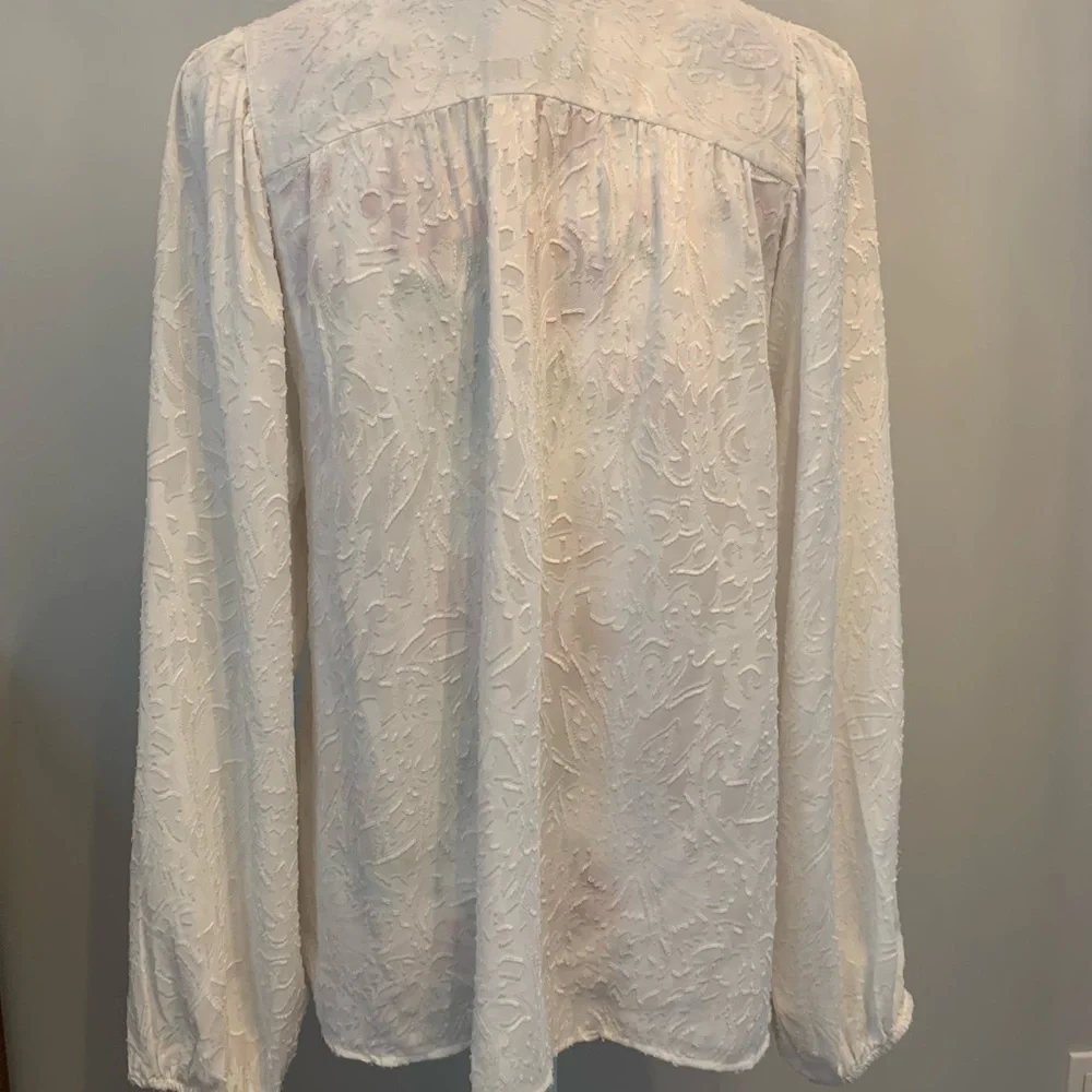 Gorgeous Loft off white shirt - Picture 5 of 9